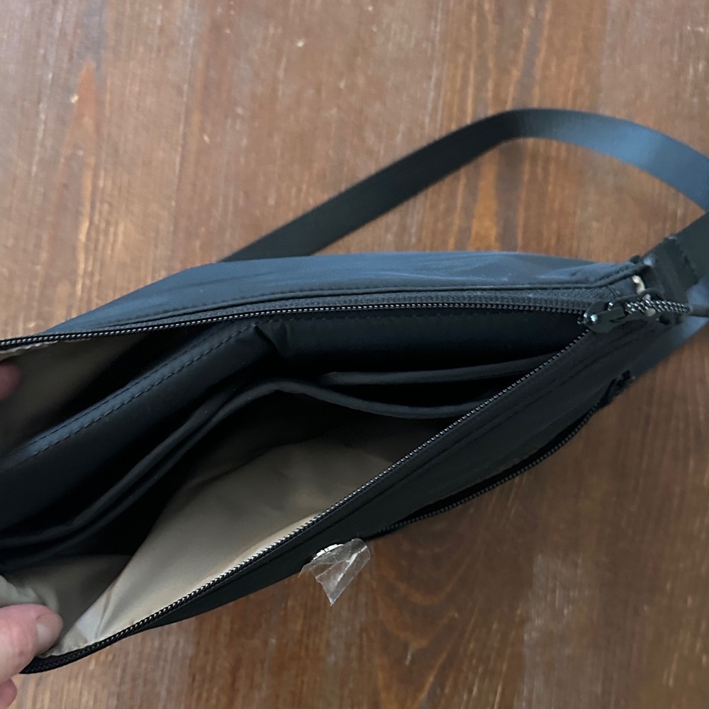 LULULEMON Stylish Black Shoulder Bag - Picture 4 of 5